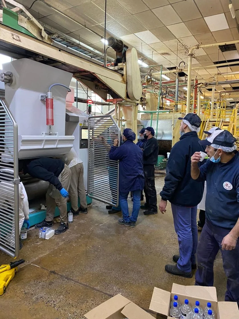 Equipo de técnicos de Servicios Integrados realizando mantenimiento preventivo en planta industrial